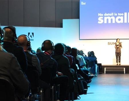 Sala de evento de marca con asistentes usando cascos EKKO