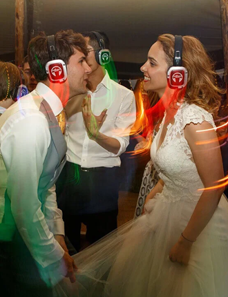 Novios bailando con cascos silent disco en su boda