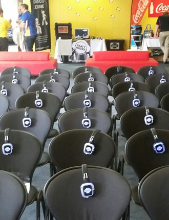 Auditorio con auriculares colocados en cada butaca