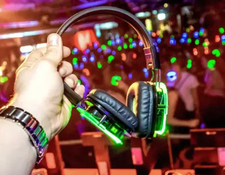 Auricular silent disco con aro LED en la mano