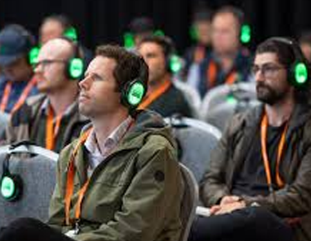 Público con cascos silent audio durante una presentación de empresa