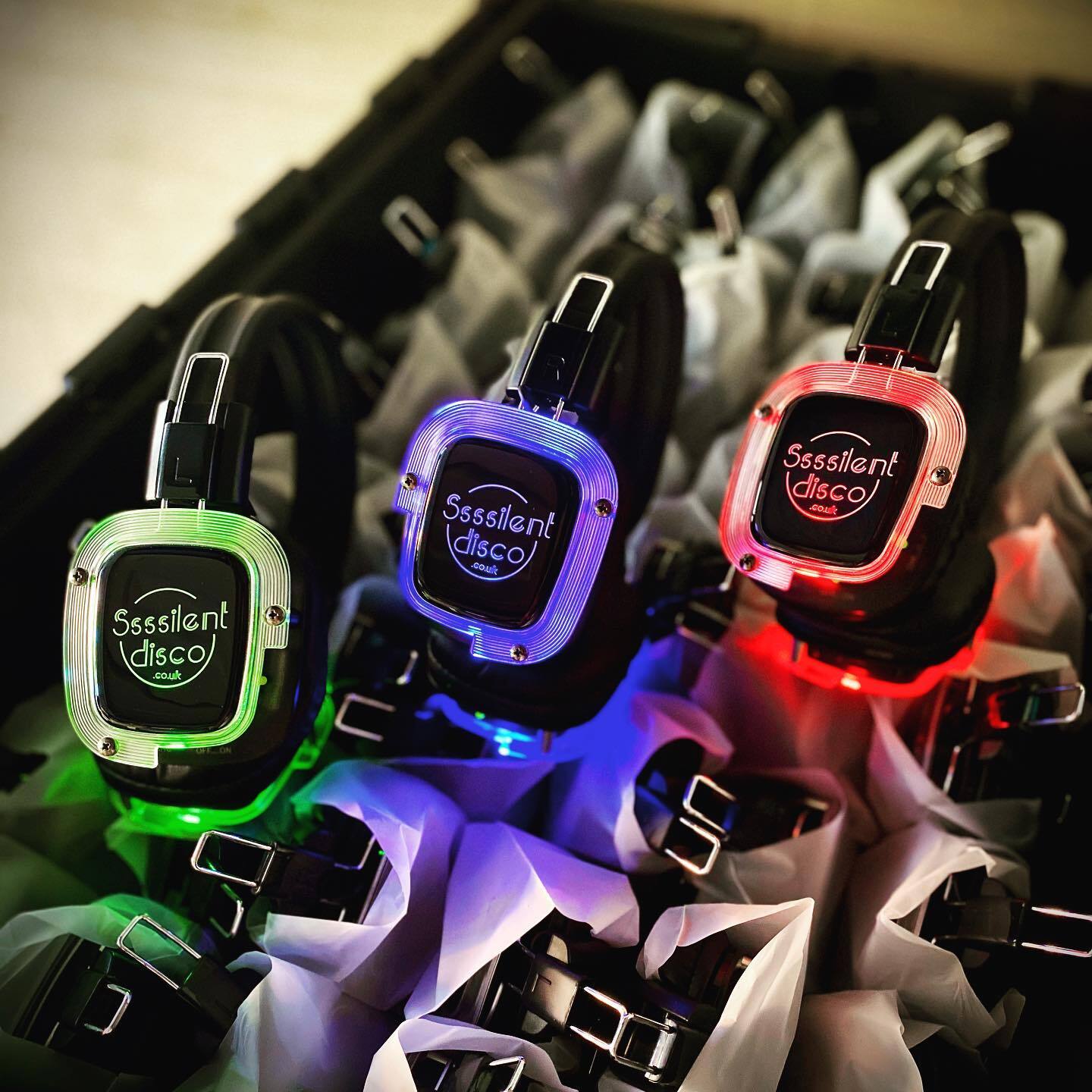 Auriculares silent disco iluminados listos para repartir