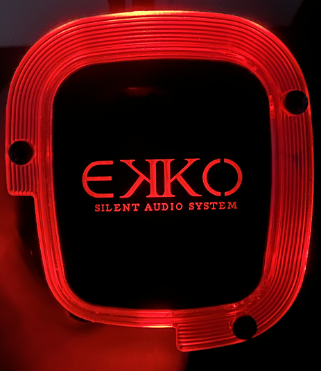 Auricular con branding corporativo iluminado en rojo