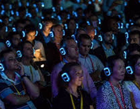 Sala iluminada con auriculares de traducción