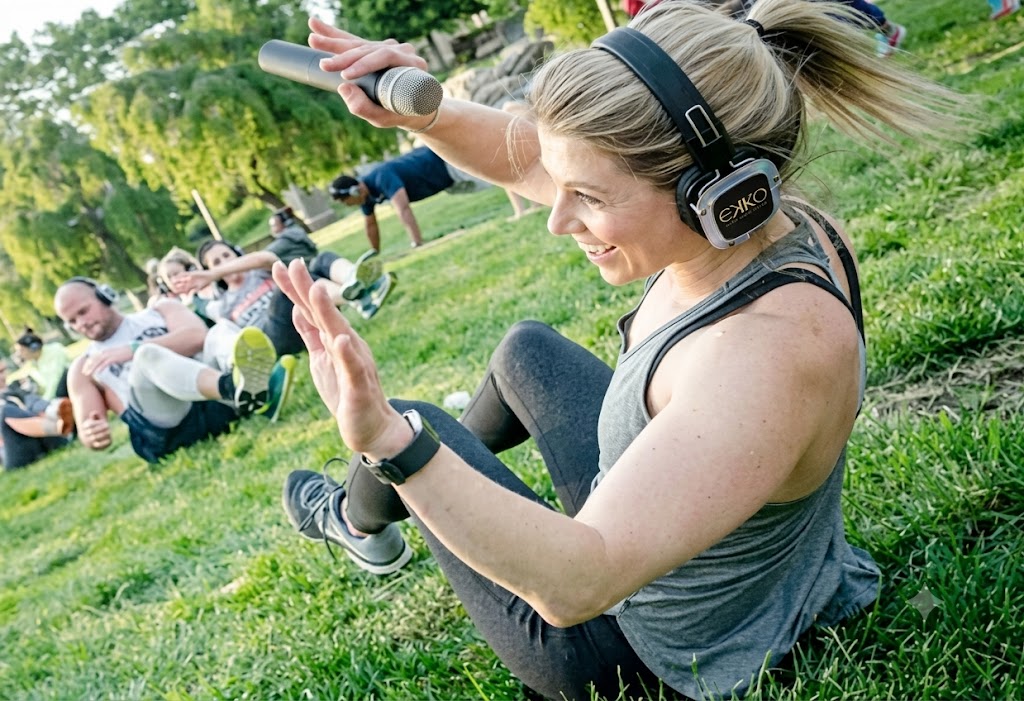 Entrenamiento al aire libre con cascos silent audio