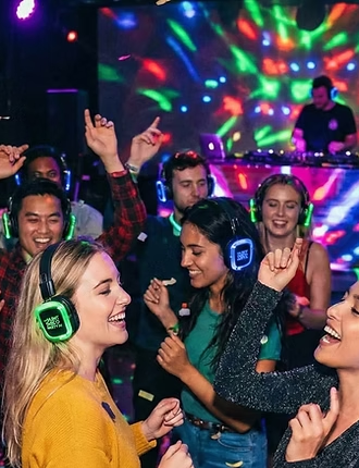 Grupo de amigos bailando en una fiesta silent disco