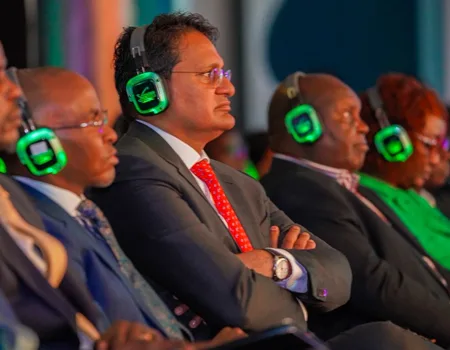 Asistentes con auriculares EKKO en un evento corporativo en Barcelona