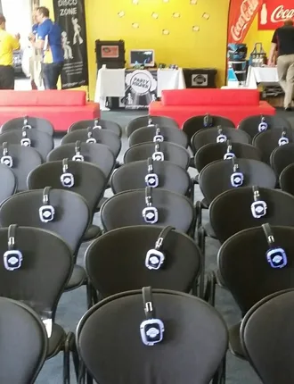 Auditorio con auriculares colocados en cada butaca