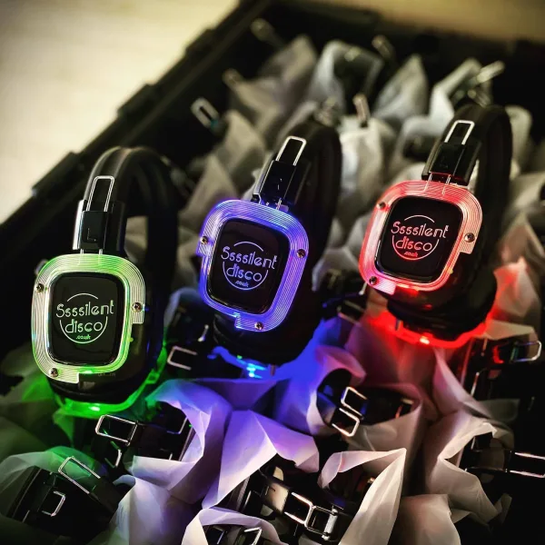 Auriculares silent disco iluminados listos para repartir