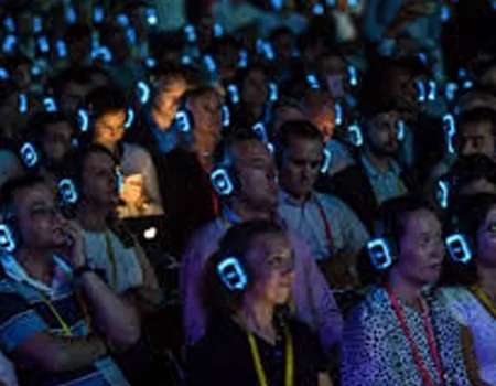 Sala de congreso internacional iluminada con auriculares EKKO