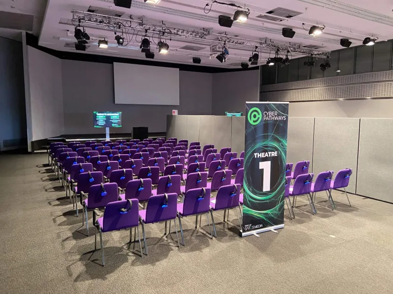 Sala de conferencias montada con sistema de audio silencioso
