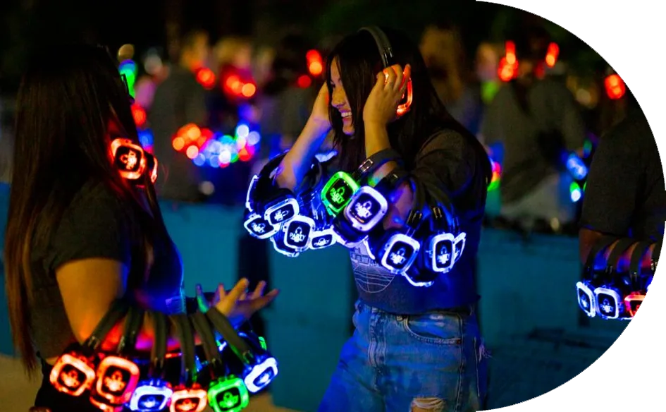 Público con auriculares LED de colores en una silent party
