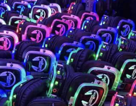 Evento nocturno en rooftop con auriculares iluminados