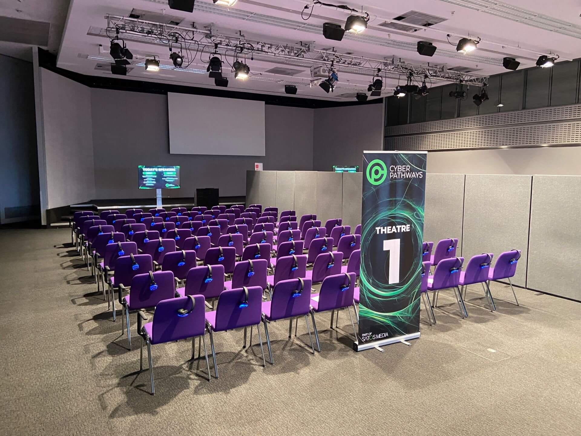 Sala de conferencias montada con sistema de audio silencioso