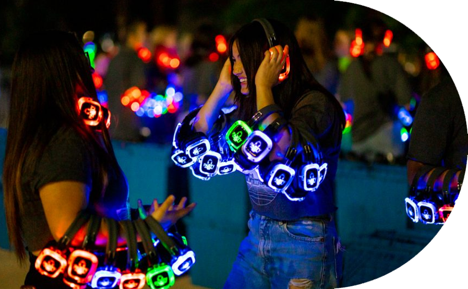 Público con auriculares LED de colores en una silent party