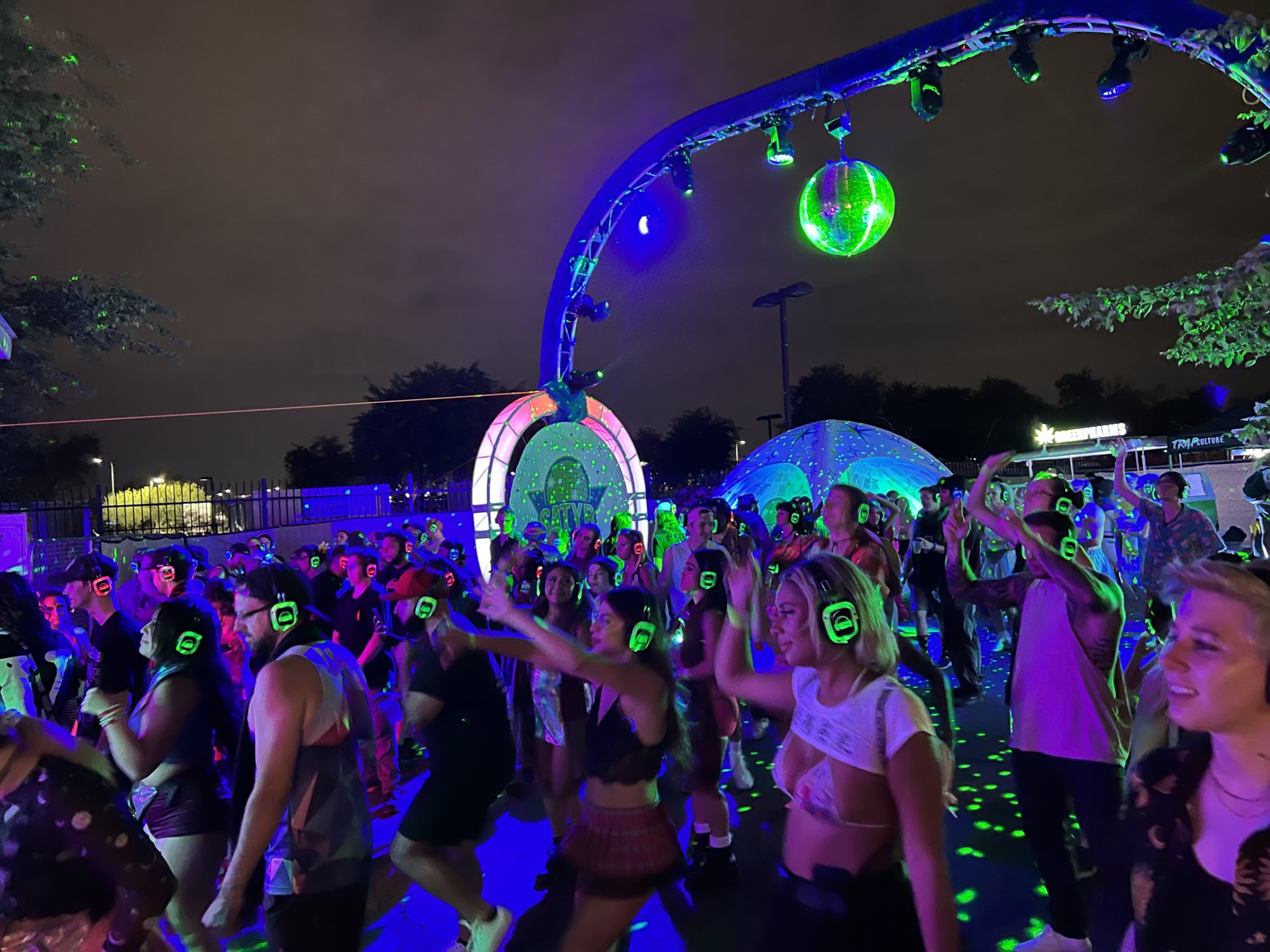 Proyección al aire libre de noche con auriculares
