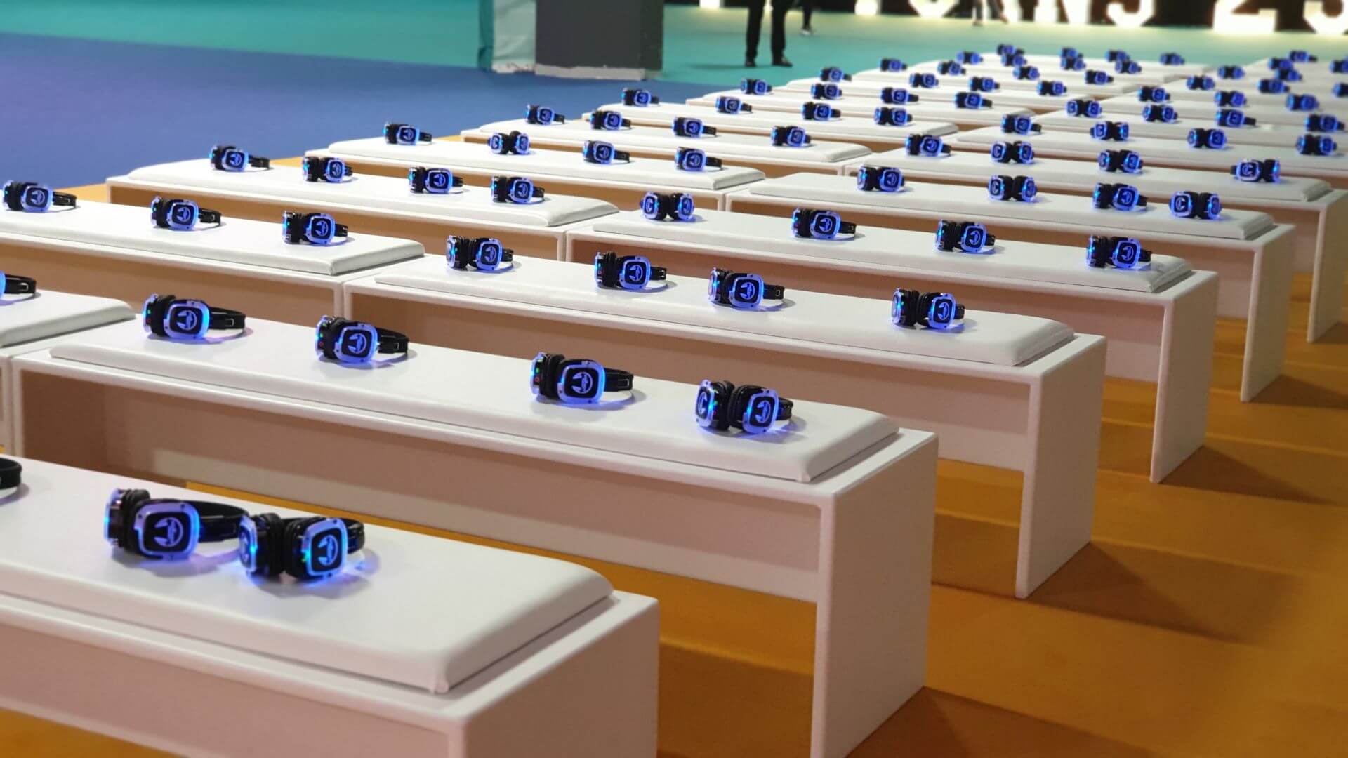 Mesas preparadas con auriculares antes de una sesión