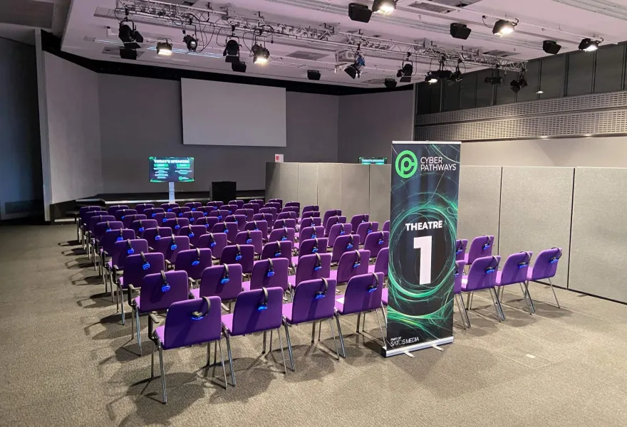 Sala de conferencias montada con sistema de audio silencioso