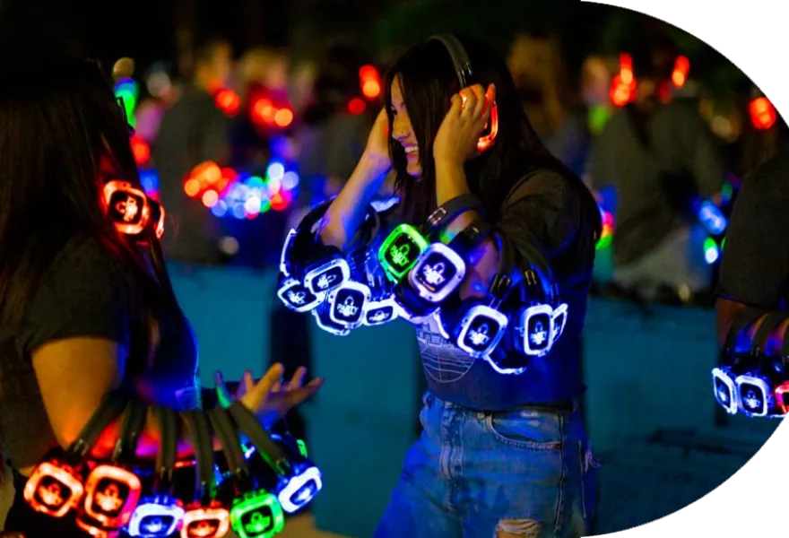 Público con auriculares LED de colores en una silent party