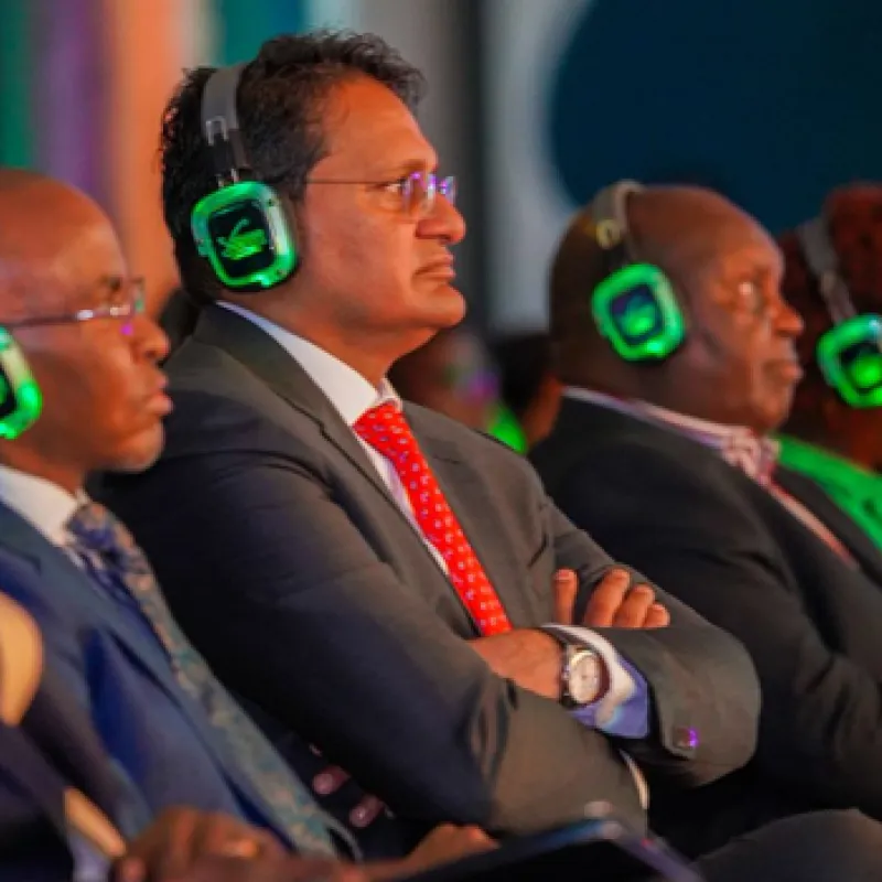 Asistentes con auriculares EKKO en un evento corporativo en Barcelona