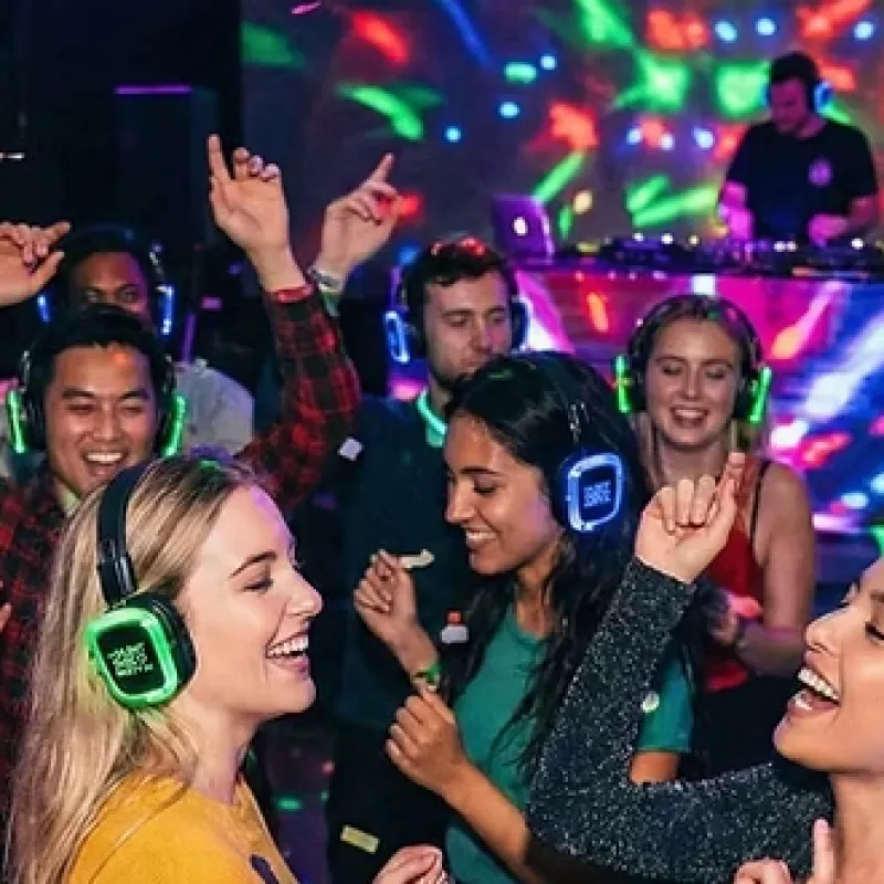 Grupo de amigos bailando en una fiesta silent disco