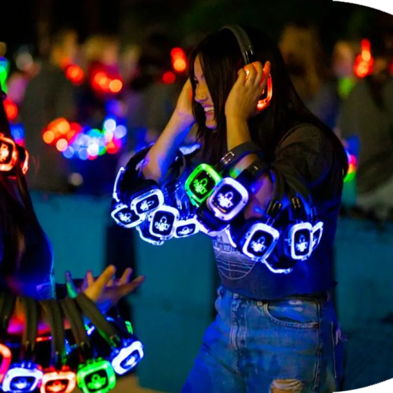 Público con auriculares LED de colores en una silent party