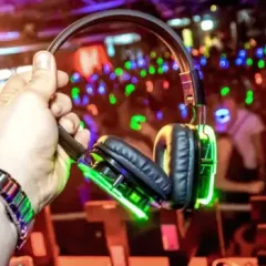 Auricular silent disco con aro LED sostenido en la mano