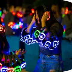 Público con auriculares LED de colores en una silent party