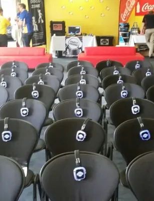 Auditorio con auriculares colocados en cada butaca