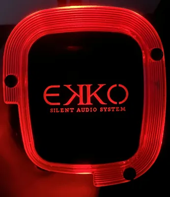 Auricular con branding corporativo iluminado en rojo