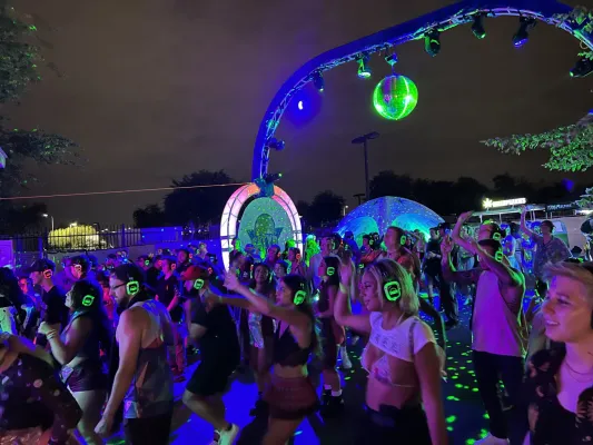 Silent disco al aire libre de noche en Barcelona