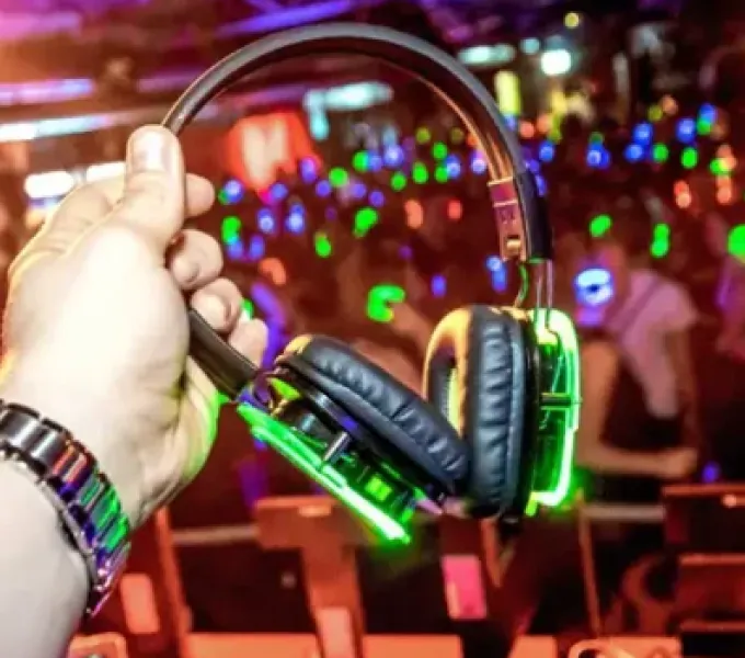 Auricular silent disco con aro LED sostenido en la mano