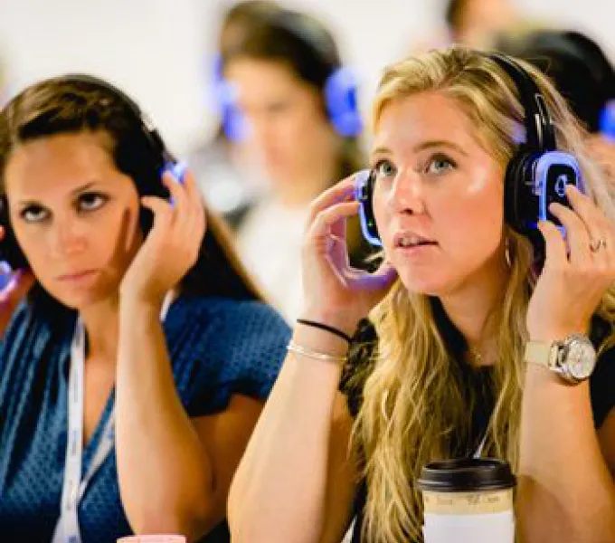 Congreso en IFEMA Madrid con auriculares de traducción simultánea