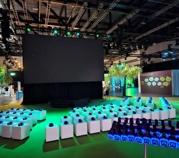 Auditorio de feria con butacas y auriculares preparados